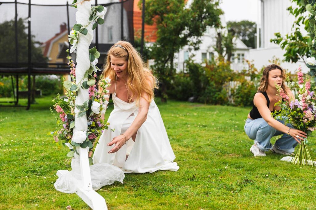 Bruden och familjemedlem i trädgården, bröllop i hemmets trädgård.