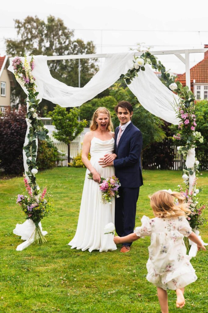 Brudpar i trädgården, bröllopsfoto i hemmets trädgård.