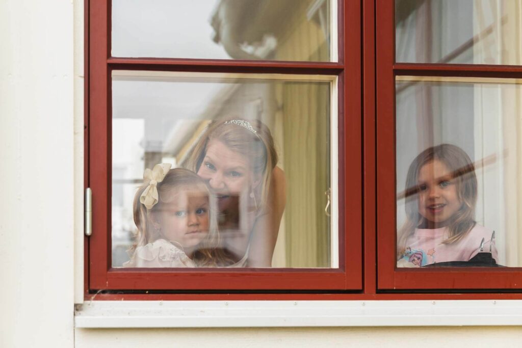 Bröllopsfotograf som fångar stunderna mellan händelserna. De små detaljerna på bröllopsdagen