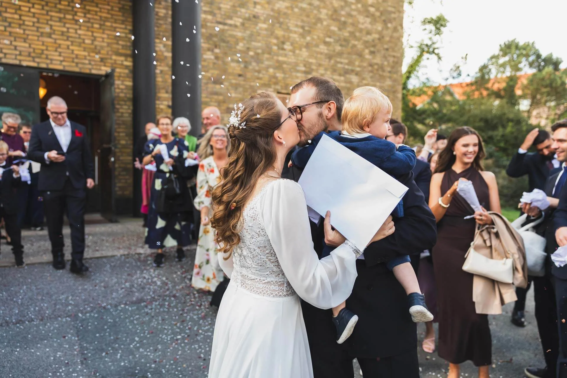 Bröllopsfotograf i Göteborg utanför kyrka. Bröllopsfoto