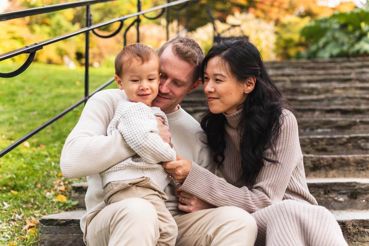 Familjebilder utomhus i en park i Göteborg, Familjefotograf