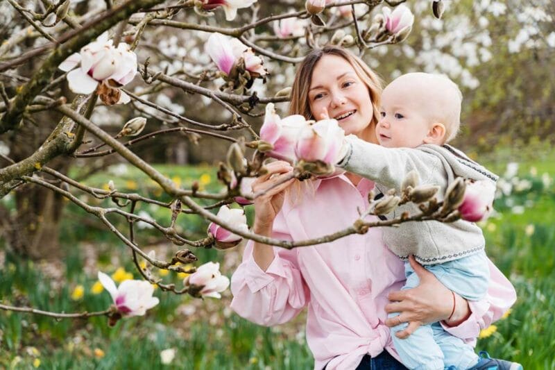 Familjefotografering på våren i Göteborg, blomstrande träd