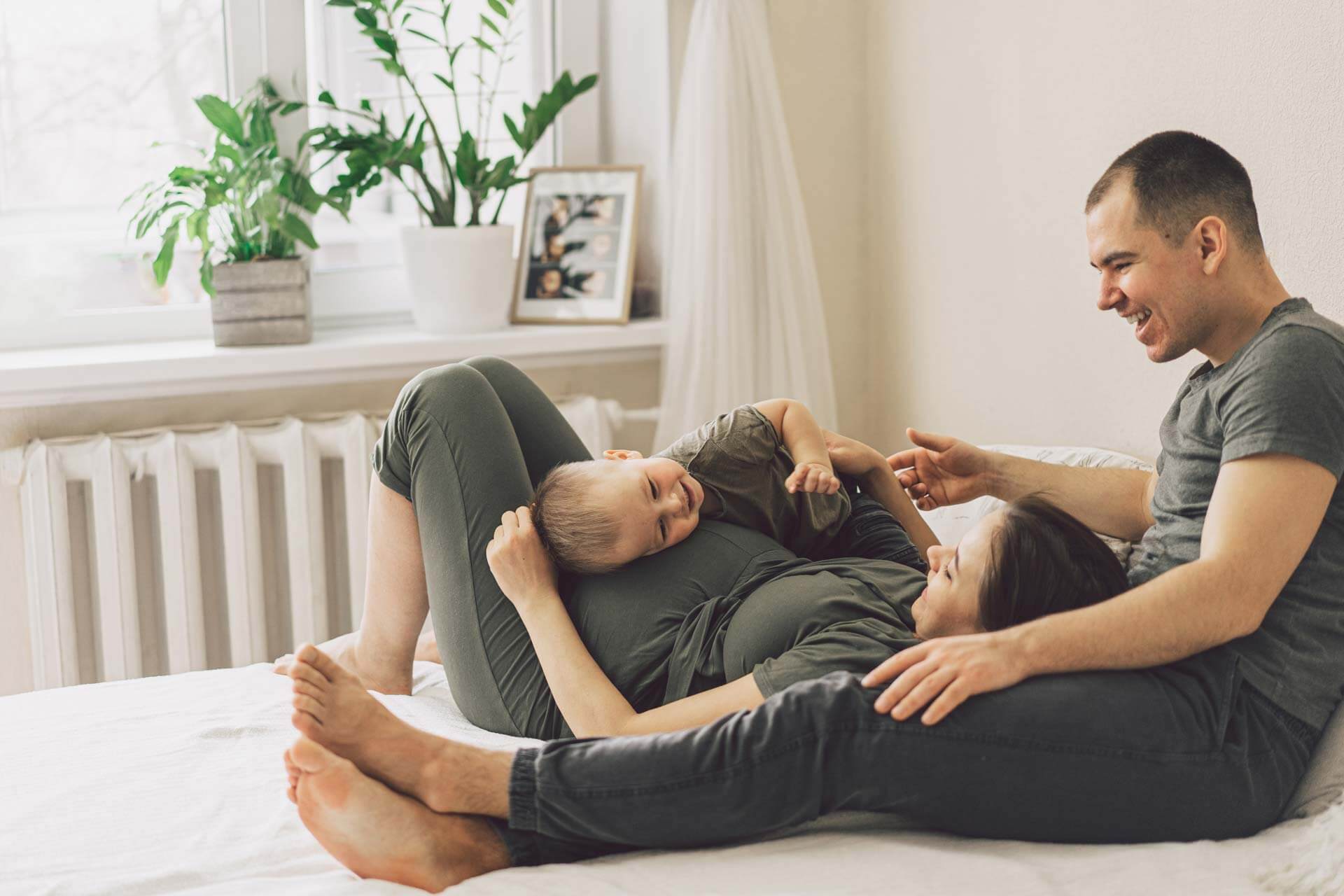 Gravidfotograf i Göteborg, fotografering hemma i er personliga miljö.