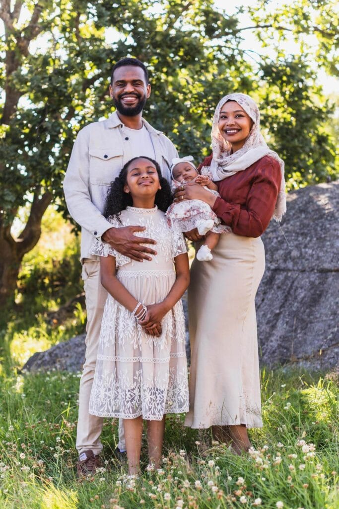 Familjefotografering utomhus i en park i Göteborg