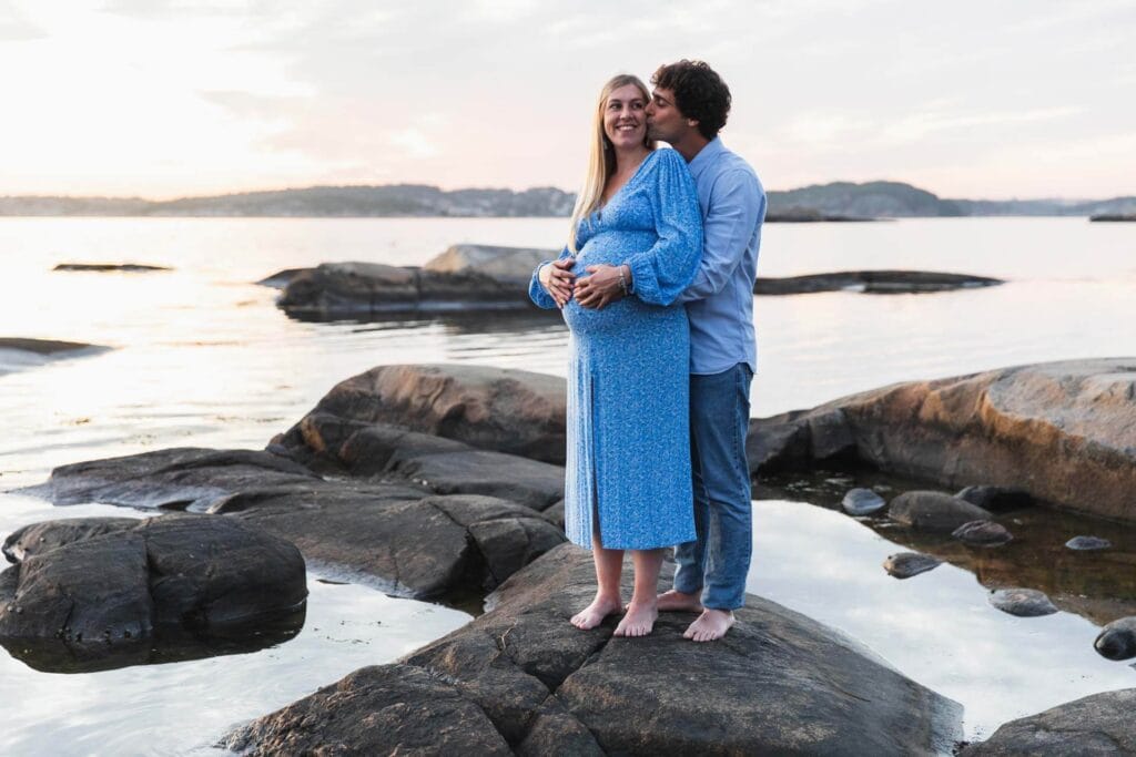 Gravidfotografering i Göteborg på klippor vid havet