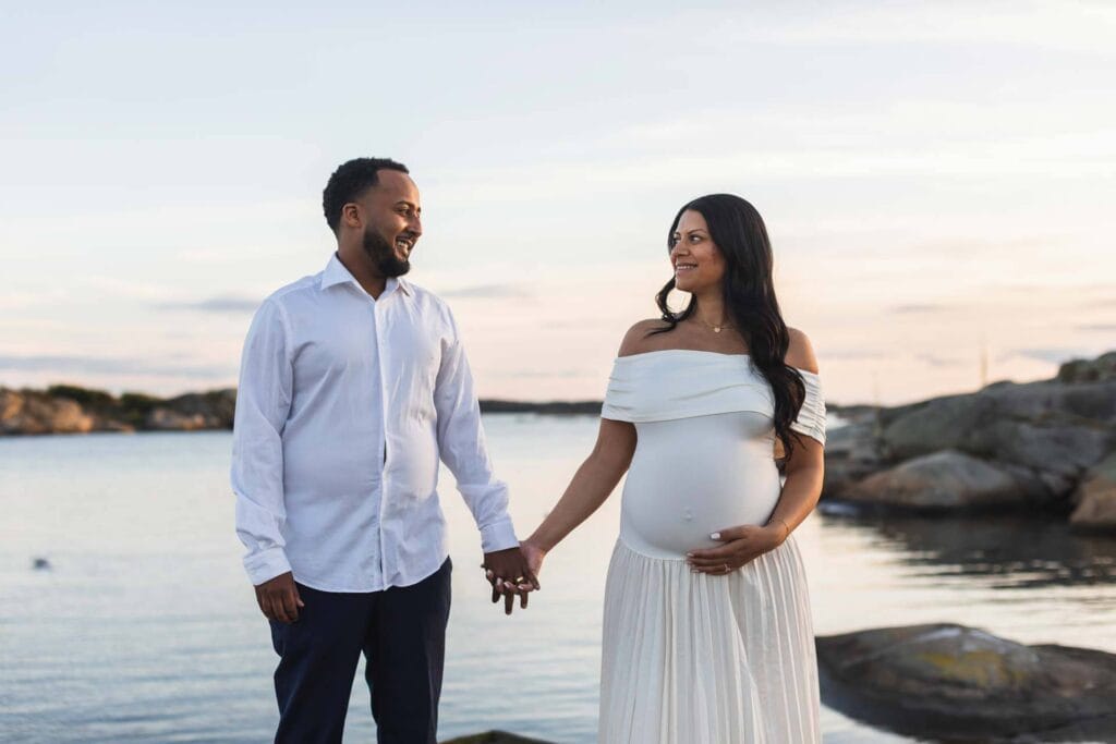 Gravidfotografering vid Saltholmen i solnedgång