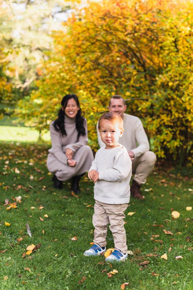 Höstfoto med familjen utomhus